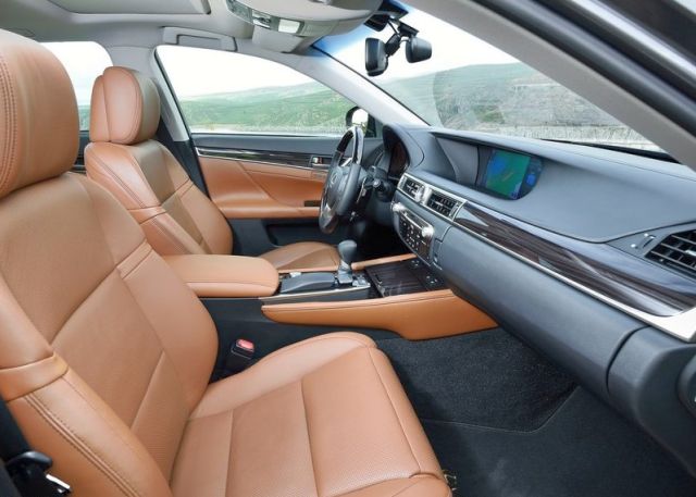 GS 300h ön kabin görünümü