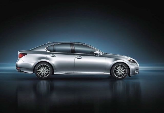 GS 300h yan profil görünümü