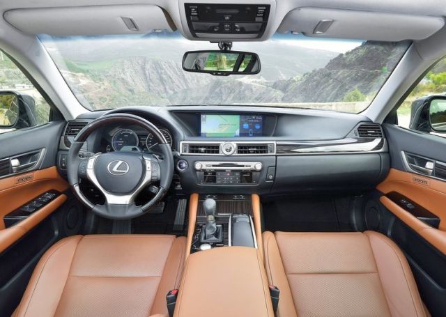 GS 300h direksiyon simidi ve sürücü bölümü
