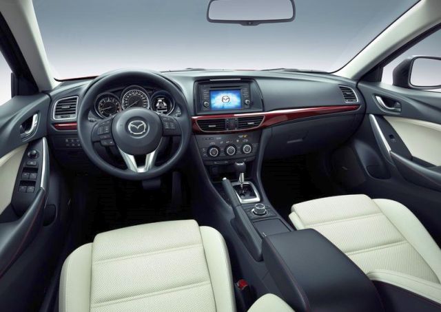 Mazda6 gösterge paneli ve orta konsolu