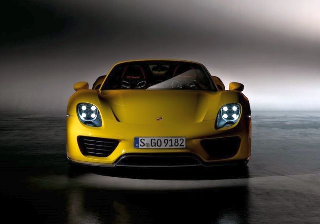 2015 Porsche 918 Spyder önden görünüm