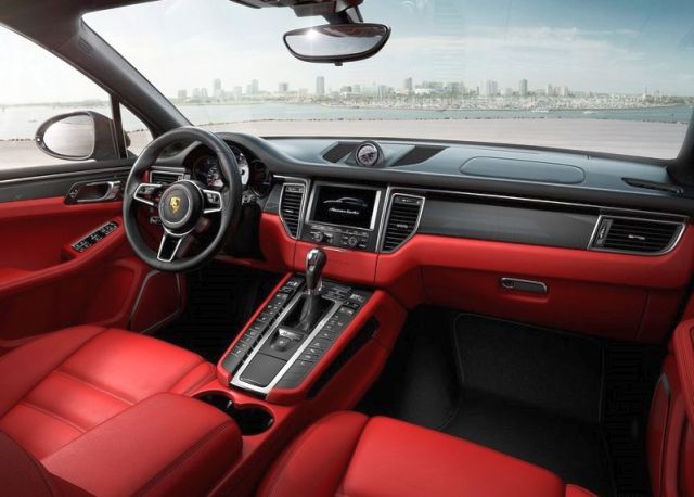 Porsche Macan kokpiti direksiyon ve orta konsol