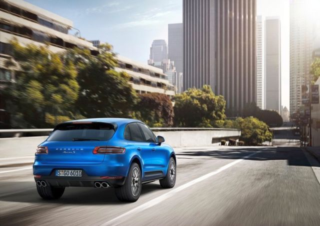 Mavi Porsche Macan arka ve yan görünümü
