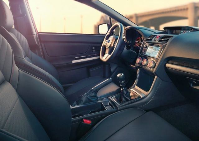 Subaru WRX ön koltuklar ve kabin