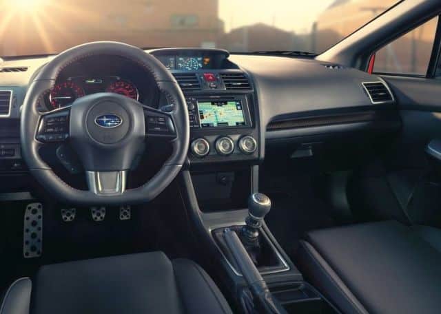 Subaru WRX düz alt bölümlü direksiyon
