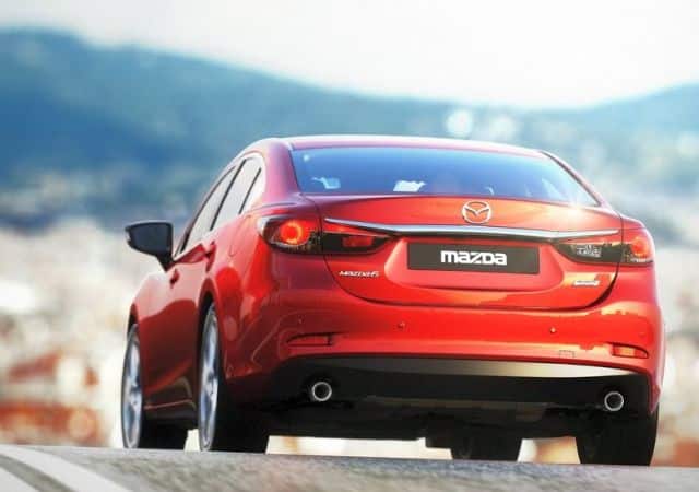 Kırmızı Mazda6 sedan arka üç çeyrek görünüm
