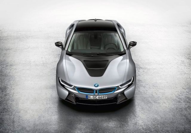 BMW i8 üst açıdan ön bölüm