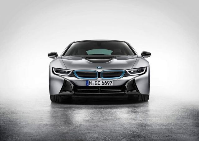 BMW i8 ön yan açı görünümü