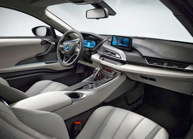 BMW i8 iç mekan ve orta konsol