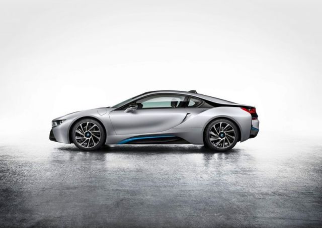 BMW i8 yan profil ve kapı çizgisi