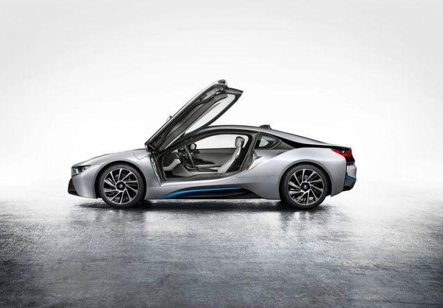 BMW i8 yan ve arka gövde görünümü