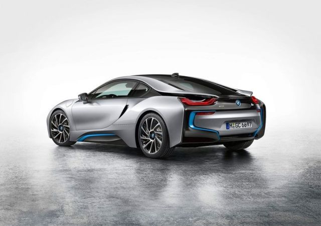 BMW i8 arkadan görünüm
