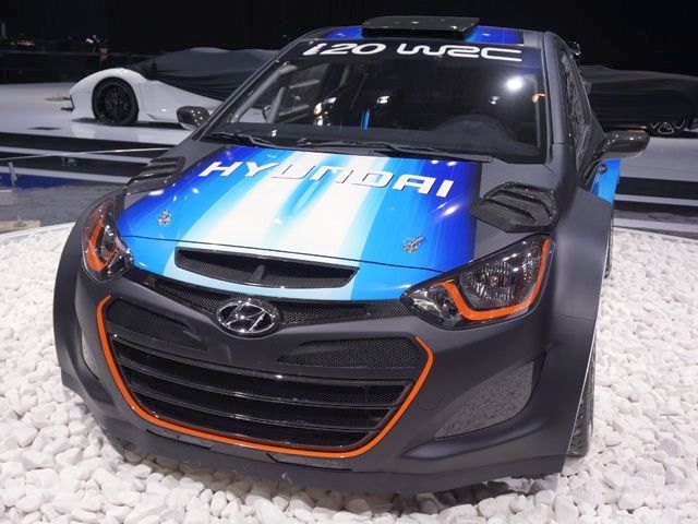 Sergi alanında görüntülenen Hyundai i20 WRC ön görünümü