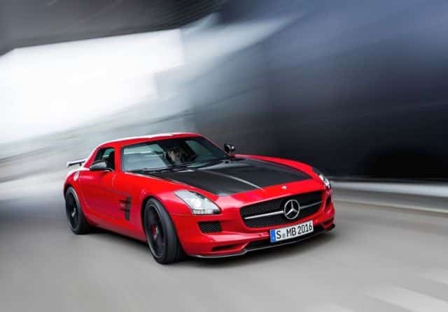 Kırmızı SLS AMG GT Final Edition ön bölüm