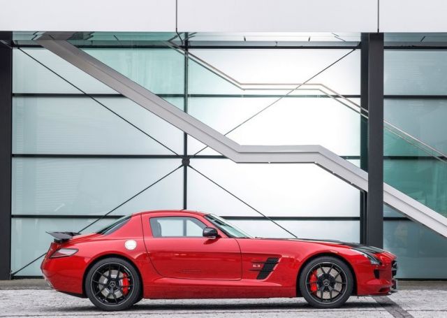 Kırmızı SLS AMG GT Final Edition yan profil