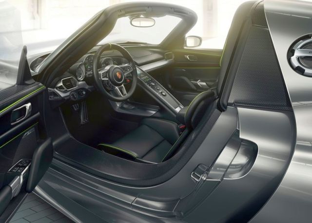 Porsche 918 Spyder kabin görünümü