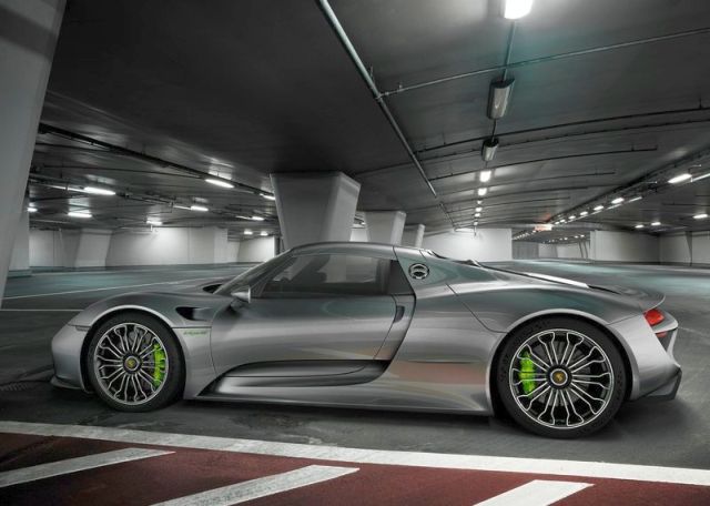 Gümüş Porsche 918 Spyder yan profil