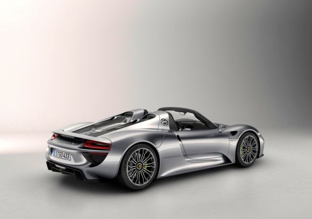 Gümüş Porsche 918 Spyder arka görünüm