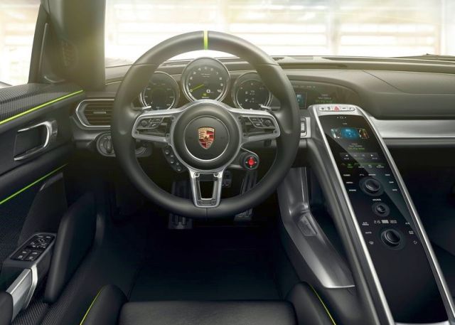 Porsche 918 Spyder direksiyon ve kokpit