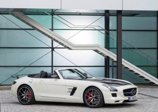 Beyaz Mercedes SLS AMG GT Final Edition Roadster ön görünüm