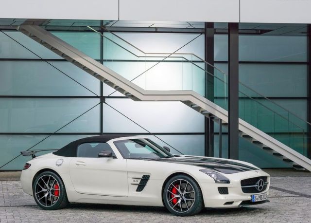 Mercedes SLS AMG GT Final Edition Roadster ön çapraz görünüm