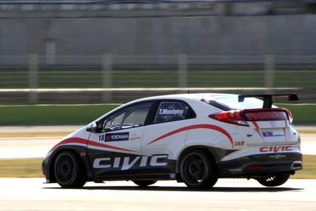 Tiago Monteiro 18 numaralı Civic WTCC arka yan görünümü