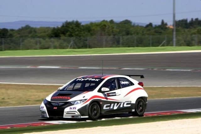 Honda Civic WTCC pist üzerinde ön yan görünüm
