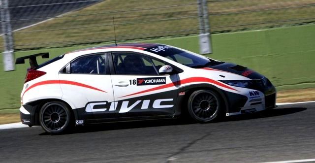 Honda Civic WTCC pist üzerinde yan görünüm