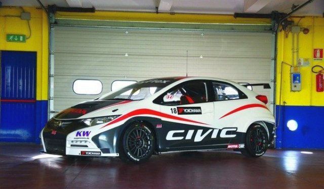 Honda Civic WTCC garajda ön yan görünüm