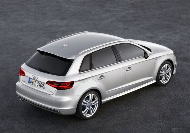 Gümüş Audi A3 Sportback arkadan üstten görünüm