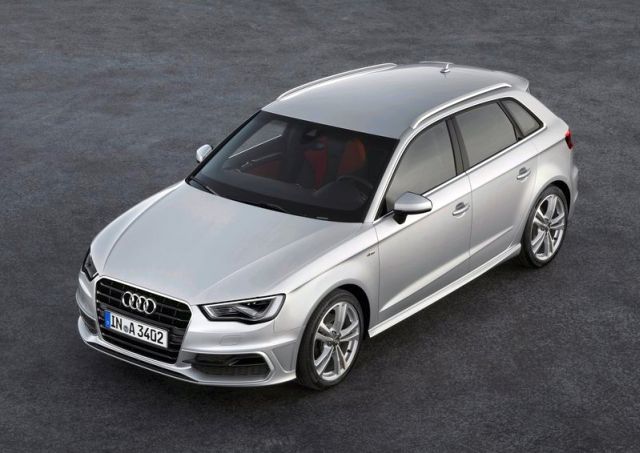 Gümüş Audi A3 Sportback önden üstten görünüm