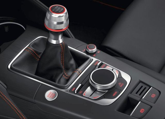 Audi A3 manuel vites kolu ve MMI kumandası