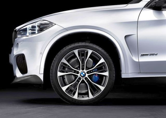 BMW X5 M Performance 21 inç jant ve mavi fren kaliperi
