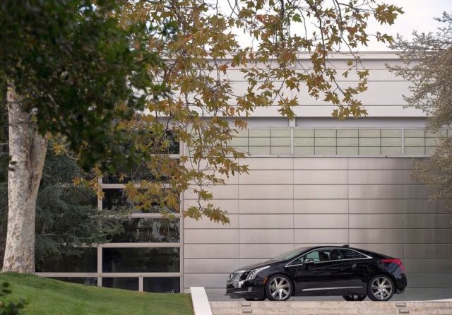 Siyah Cadillac ELR dış tasarımı
