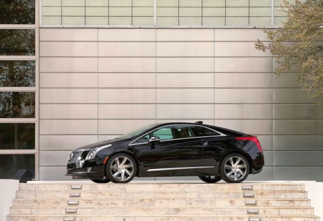 Cadillac ELR yan profil görünümü