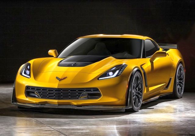 2015 Chevrolet Corvette Z06 ön üç çeyrek görünümü