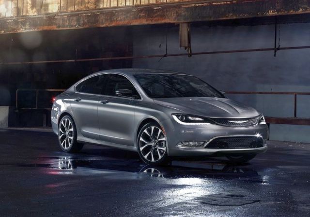 2015 Chrysler 200 ön üç çeyrek görünümü