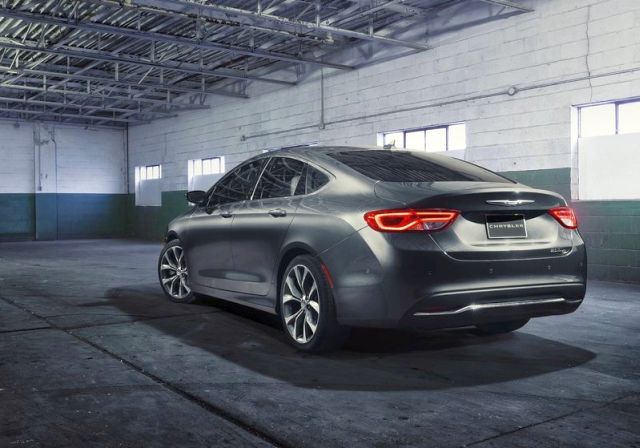 Chrysler 200 arka üç çeyrek görünümü