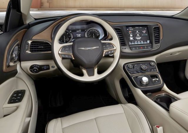 Chrysler 200 direksiyon simidi ve sürücü kumandaları
