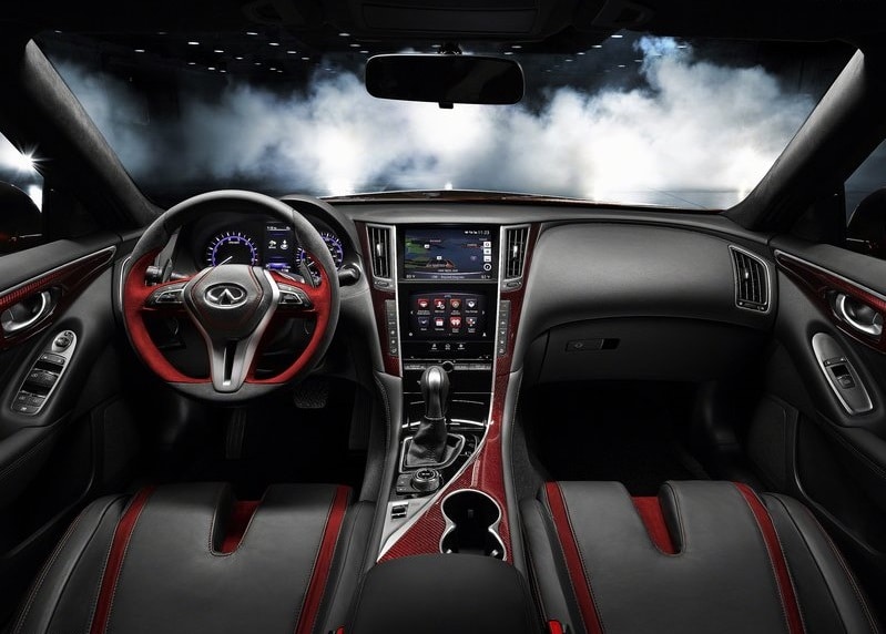 Infiniti Q50 Eau Rouge konseptinin kokpiti