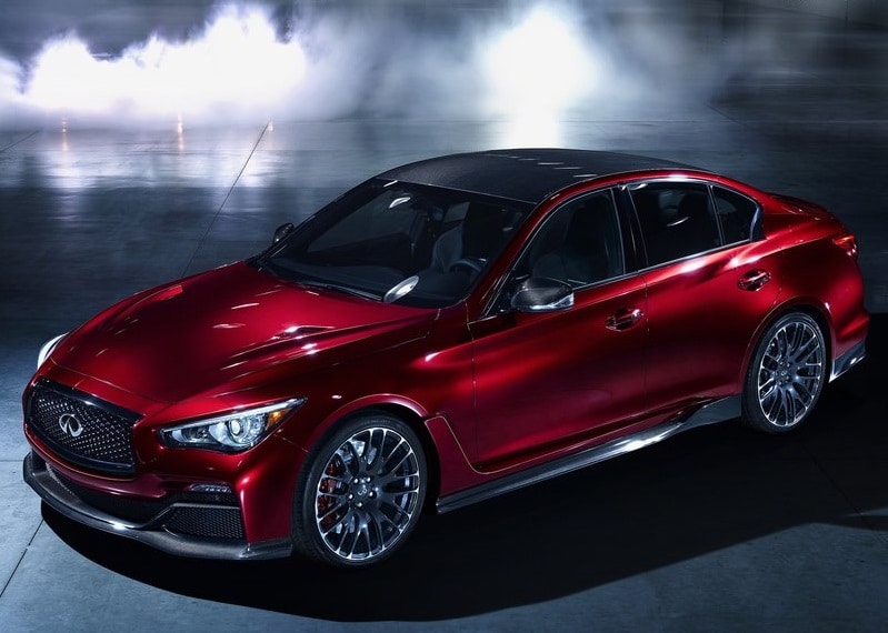 Infiniti Q50 Eau Rouge konseptinin ön üç çeyrek görünümü