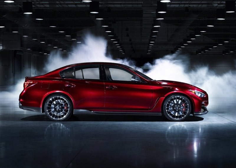 Infiniti Q50 Eau Rouge konseptinin yan profili