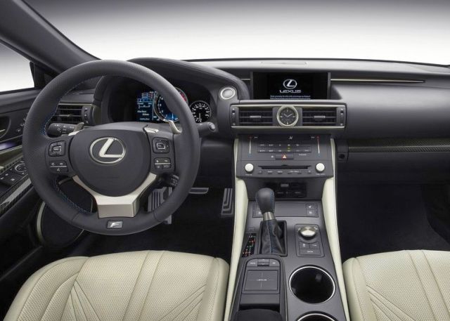 Lexus RC F gösterge paneli ve iç mekan