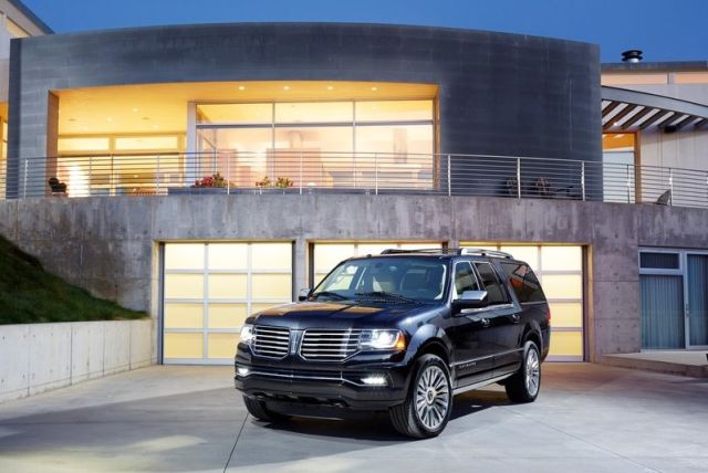 2015 Lincoln Navigator SUV ön üç çeyrek görünümü
