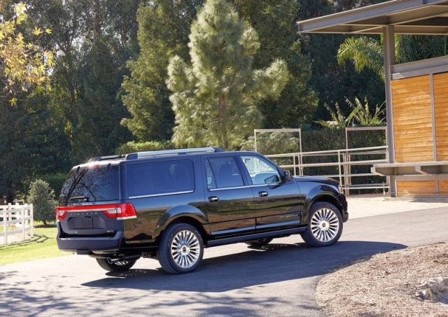 Lincoln Navigator arka üç çeyrek görünümü