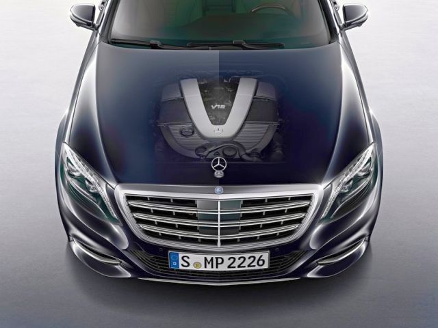 Mercedes-Benz S 600 V12 biturbo motor bölmesi