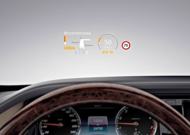 Mercedes-Benz S 600 head up display görünümü
