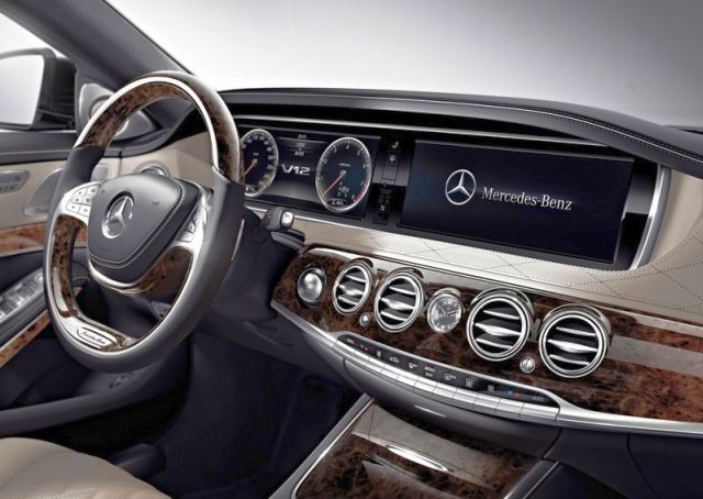 Mercedes-Benz S 600 direksiyon ve dijital gösterge paneli