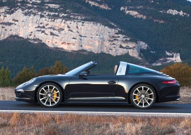 2014 Porsche 911 Targa yandan görünüm ve Targa barı