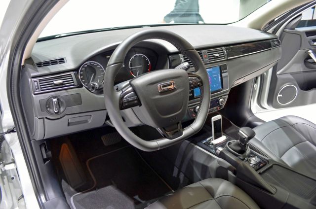 Qoros 3 Sedan gösterge paneli ve ön kabini